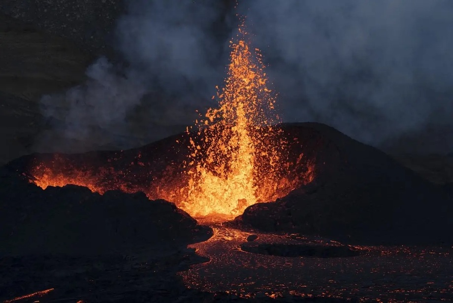 Завораживающее извержение вулкана в Италии попало на видео