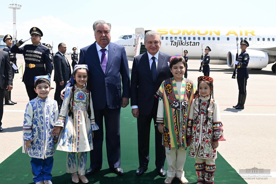 Emomali Rahmonni Toshkentda Shavkat Mirziyoyev kutib oldi (foto)