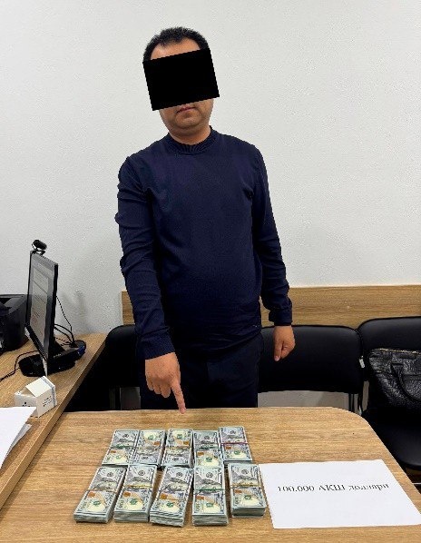 Олий таълим вазирлиги ходими 100 минг доллар билан ушланди