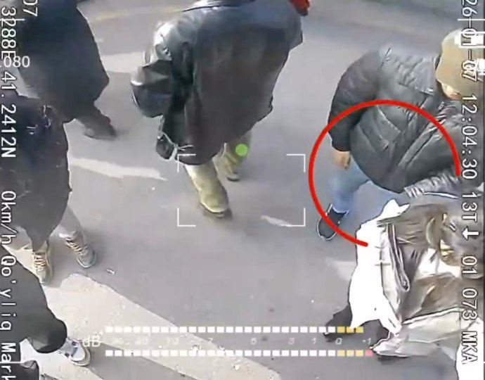 На автобусной остановке в Мирабаде мужчина украл телефон из кармана девушки