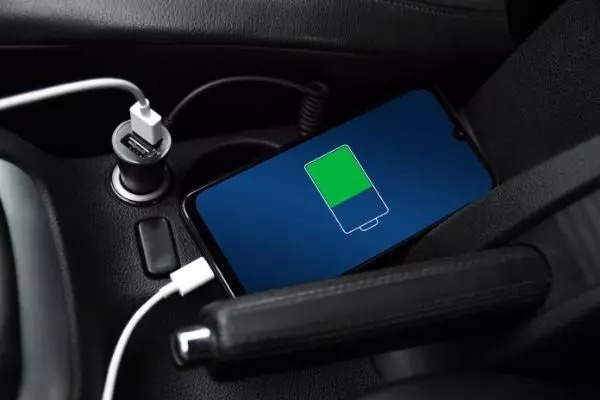 Эксперты назвали важный нюанс зарядки смартфона в машине, чтобы устройство не вышло из строя