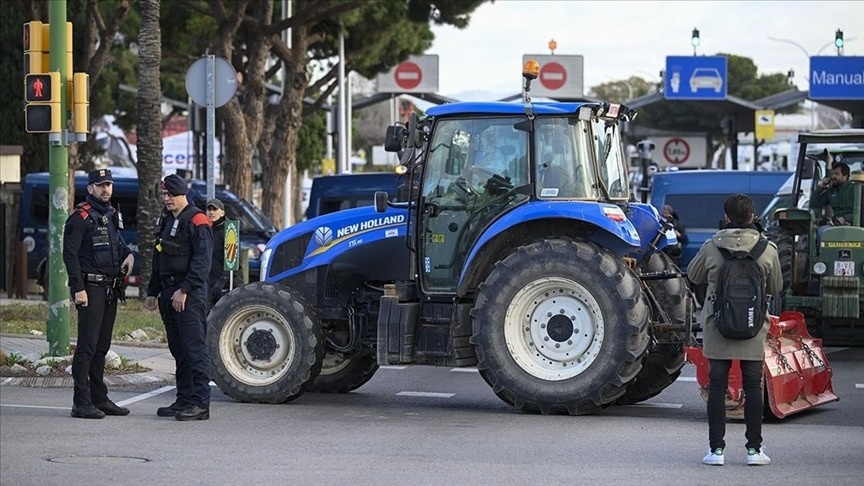 Фермеры на тракторах парализовали центр Мадрида