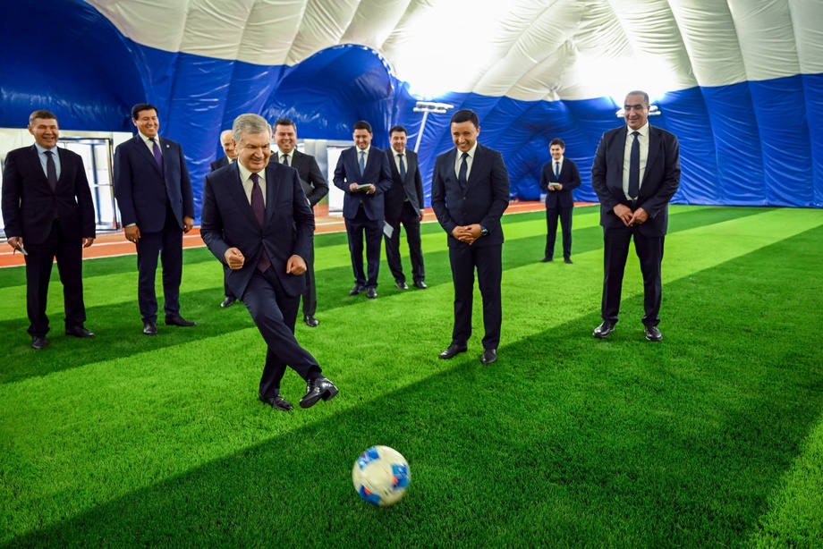 Prezident Farg‘onadagi «Neftchi» futbol akademiyasi faoliyati bilan tanishdi