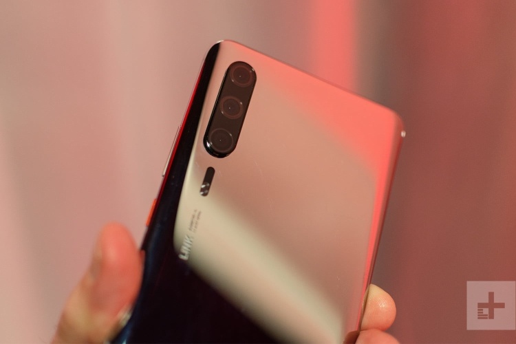 Huawei разместила стоковые фото в рекламе нового смартфона