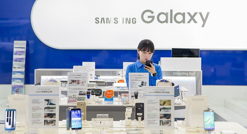 Samsung представила смартфон с тройной камерой