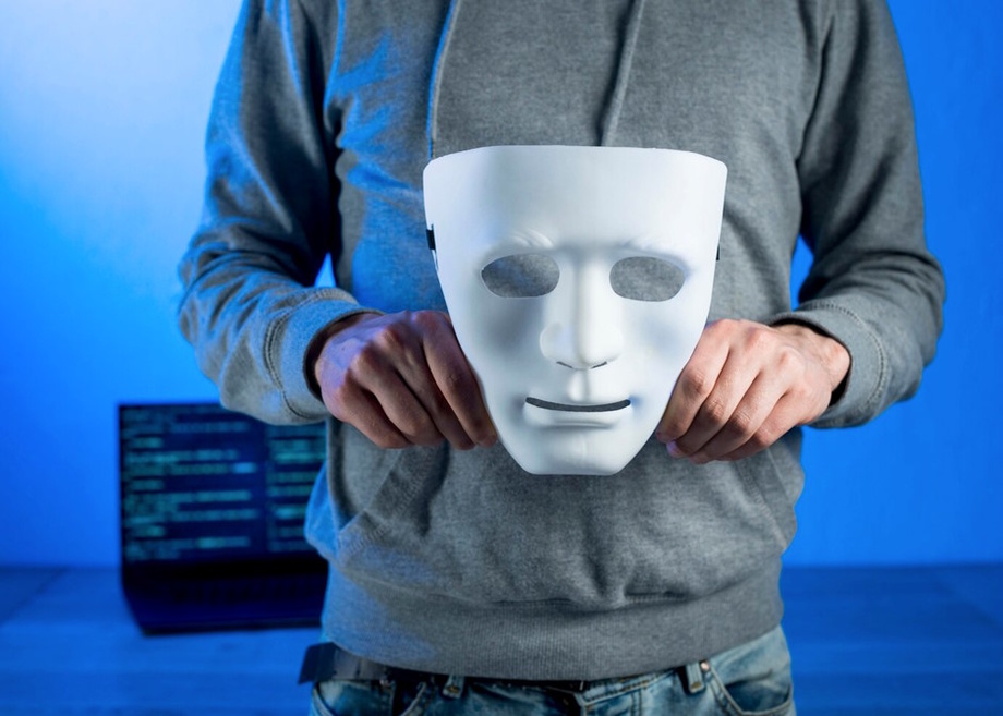 Нидерландиялик дипфейк билан 46 та банк ҳисоб рақамини бузиб кирди