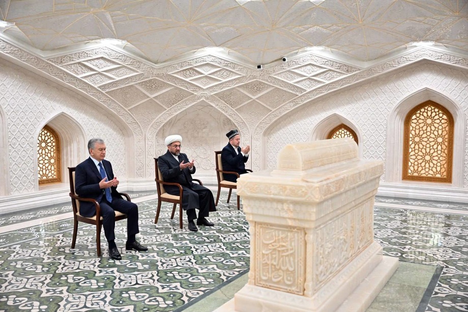 Shavkat Mirziyoyev Imom Buxoriy maqbarasini ziyorat qildi