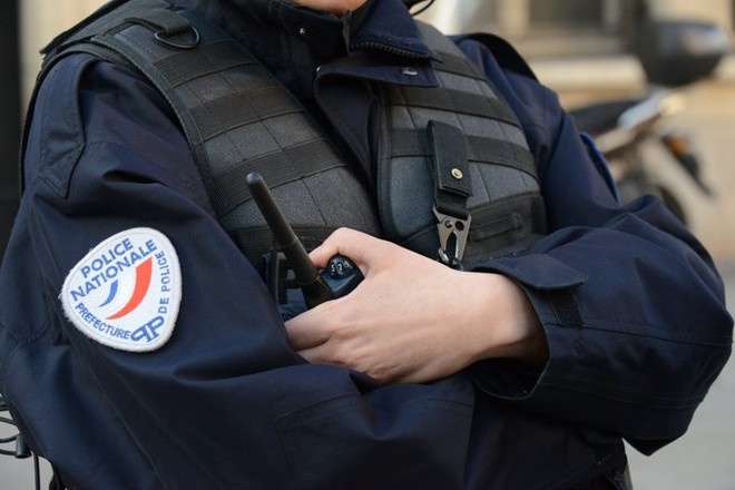 Во Франции полицейские нейтрализовали угрожавшего ножом мужчину