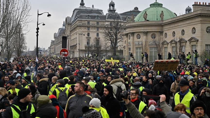 Во Франции продолжаются протесты «желтых жилетов» (фото)