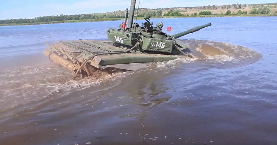 Переплывший реку танк шокировал журналистов (видео)