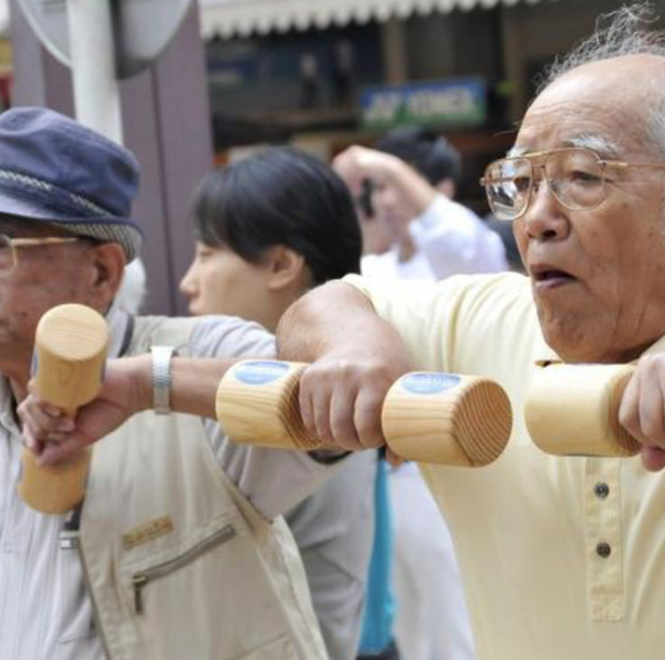 Yaponiyalik erkak internetda vaqtni to‘xtatmoqda. Yaponiyalik erkak internetda vaqtni to‘xtatmoqda.