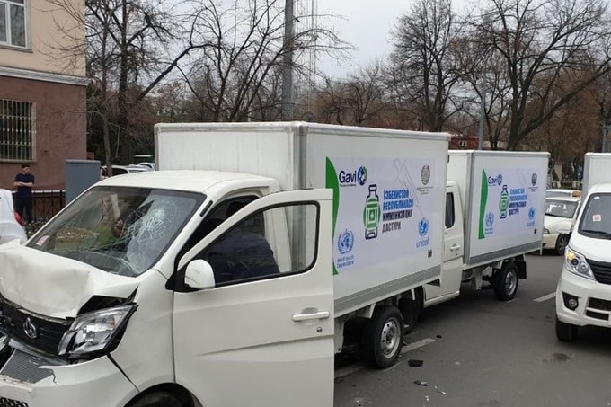В Ташкенте столкнулись несколько автомобилей, переданных со стороны ЮНИСЕФ для перевозки вакцин