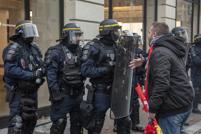 Видео: Французские полицейские отступают под натиском протестующих