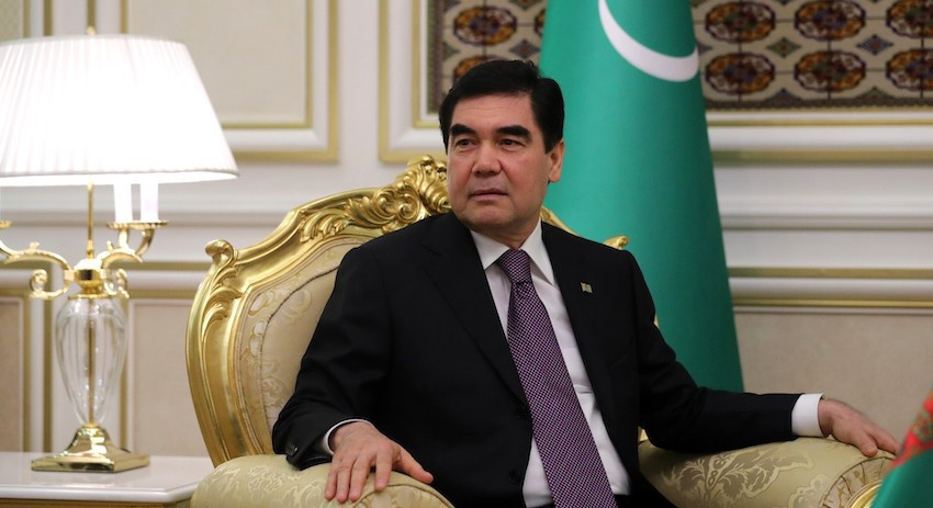 Портреты главы Туркмении заменили на новые из-за седины