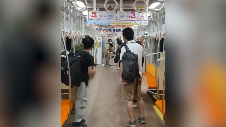 Японияда эркак пичоқ билан поезд йўловчиларига ташланди