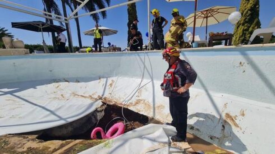 В Израиле мужчину засосало в воронку во время обрушения дна бассейна