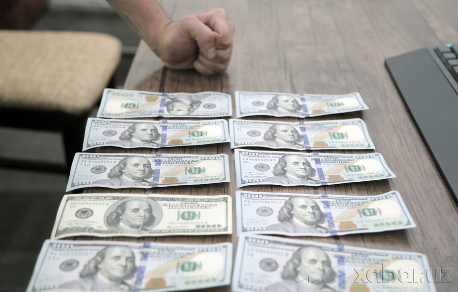 Курс доллара снова опустился ниже 12 000 сумов