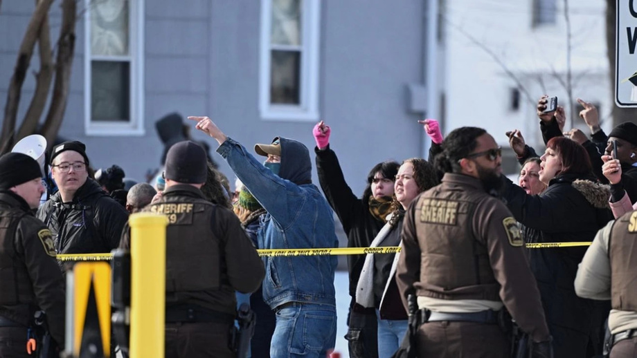 ICE ходими америкалик аёлни отиб ўлдирди. Йирик шаҳарларда норозилик намойишлари бошланди