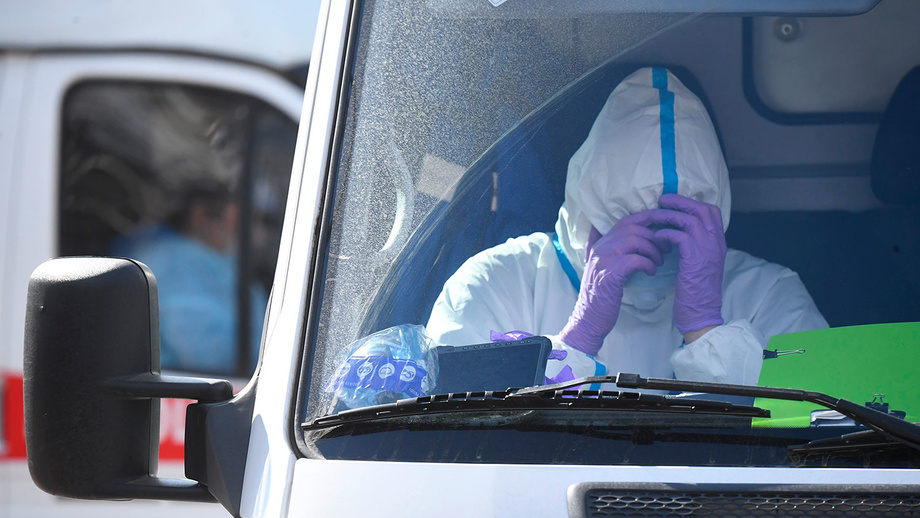 Москвада коронавирусга чалинган беморларни олиб кетаётган «Тез ёрдам» машиналари тиқилинчда қолиб кетди