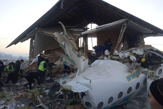 Видео падения самолёта в Казахстане попало в Сеть