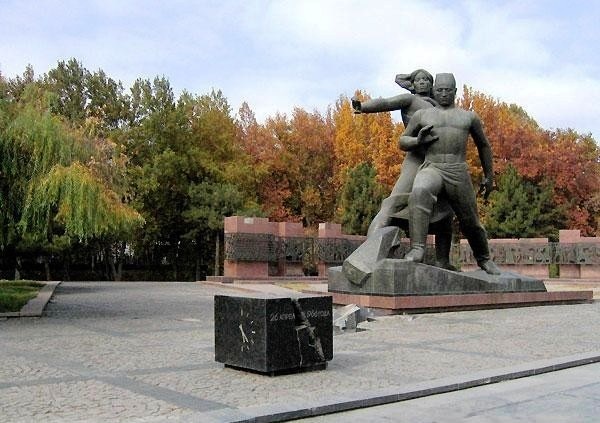 В Ташкенте реконструируют площадь у монумента «Мужество»