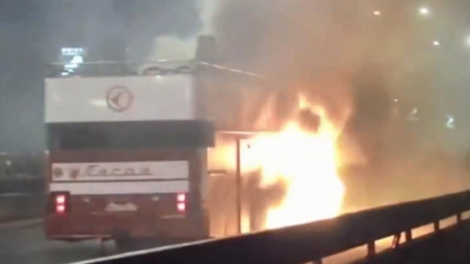 Автобус «Црвены Звезды» загорелся во время чемпионского парада (видео)