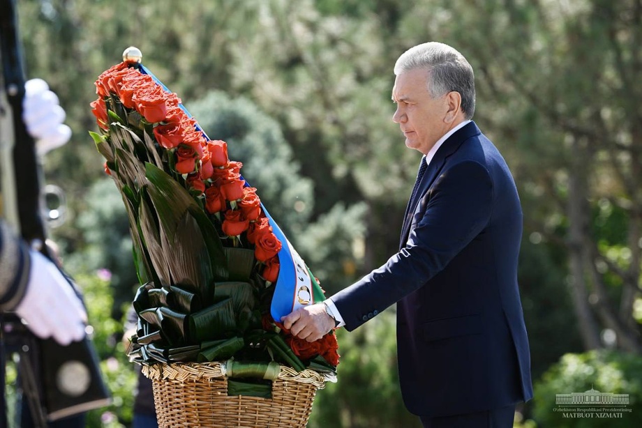 Shavkat Mirziyoyev Islom Karimov haykali poyiga gulchambar qo‘ydi