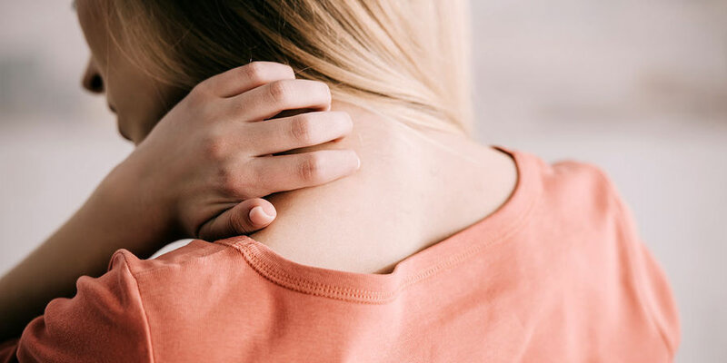 Невролог назвал простые упражнения для лечения сколиоза