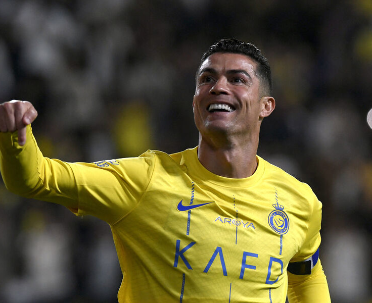 Porno: Kavkazliklar olomon ichida etuk rus ayolini sikishmoqda