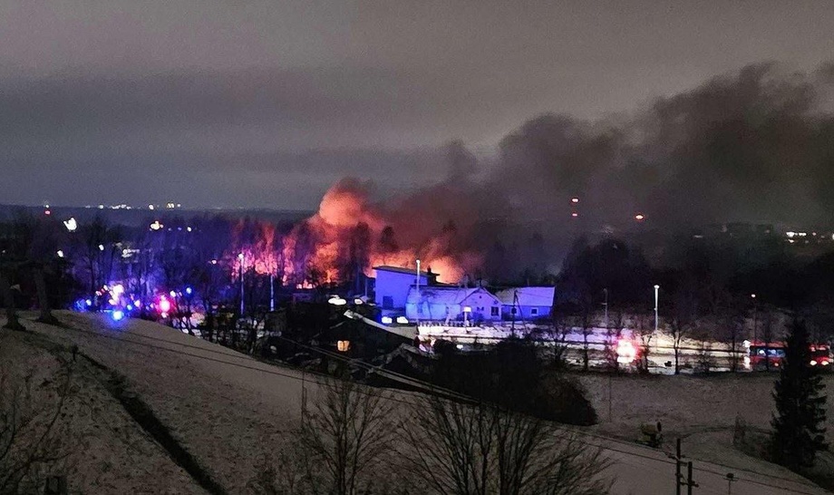 Vilnyusda yuk samolyoti turar-joy binosi ustiga qulab tushdi