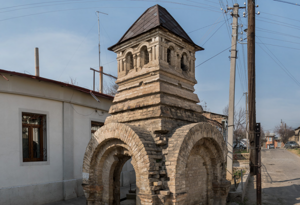 Semyon, miltig‘ingni qarab qo‘y, hujumga o‘tamiz. Bularning nevaralari bizni rosa so‘kadi-da...