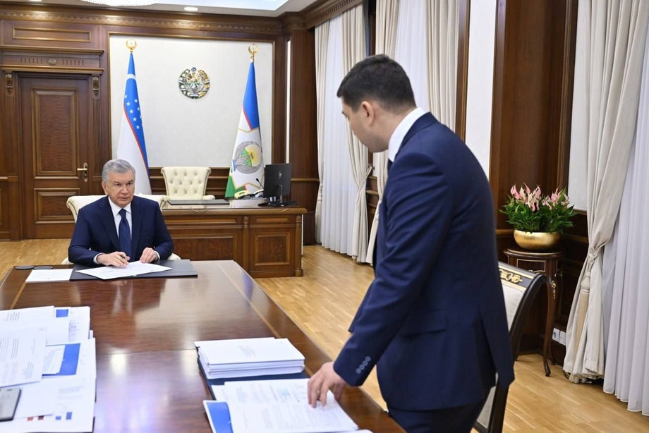 Jamoat transportida sikimga tegishim haqidagi porno video