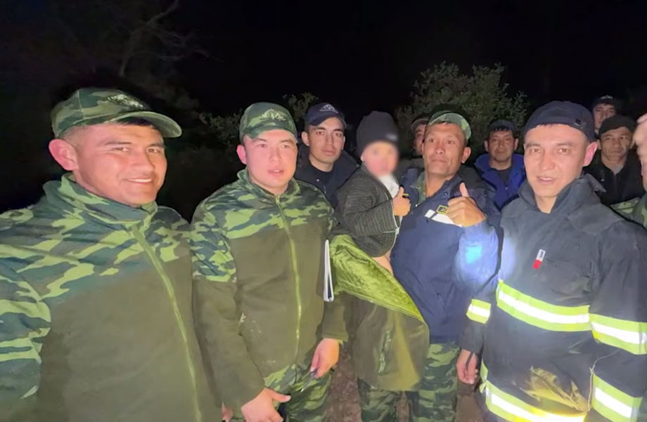 Тоғда йўқолиб қолган 4 ёшли бола кечаси топилди