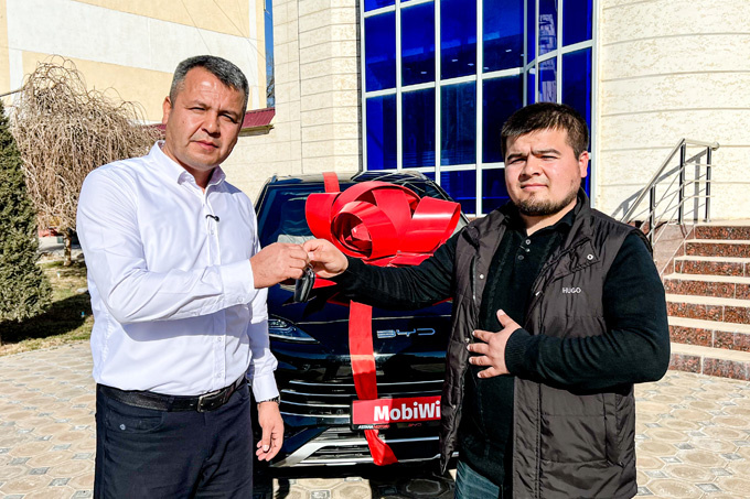 Orzu ro‘yobga chiqdi: Mobiuz abonenti BYD avtomobilini yutib olib, uni otasiga sovg‘a qildi