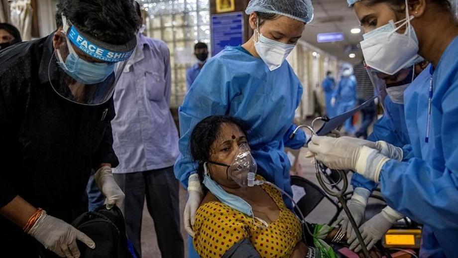 18 клиник Нью-Дели подали сигнал SOS: Им не хватает врачей и аппаратов ИВЛ