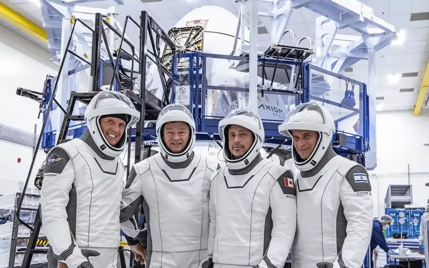 Компания Илона Маска запустила туристов в космос