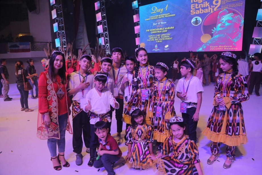 Ўзбекистонликлар Халқаро ёшлар миллий ашула ва рақс фестивалида қатнашяпти (фото)