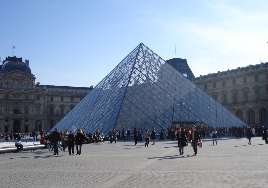 Balo qo‘shaloq keldi: Luvrda yana noxush hodisa