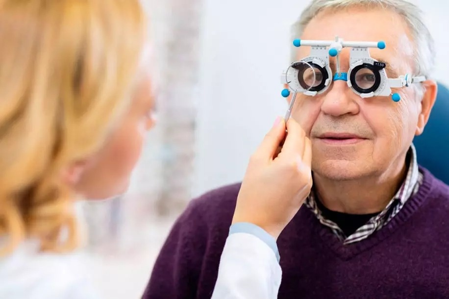 Учёные поняли, почему люди с возрастом хуже видят