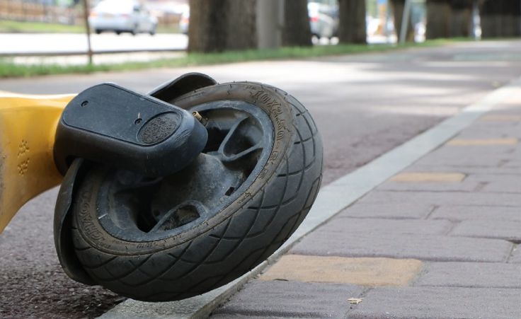 Bir yigit mashinaning orqa orindigida ozining mayda qiz dostini sikmoqda