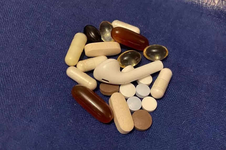 В Британии женщина проглотила наушники AirPods, спутав с таблеткой. Это не первый случай