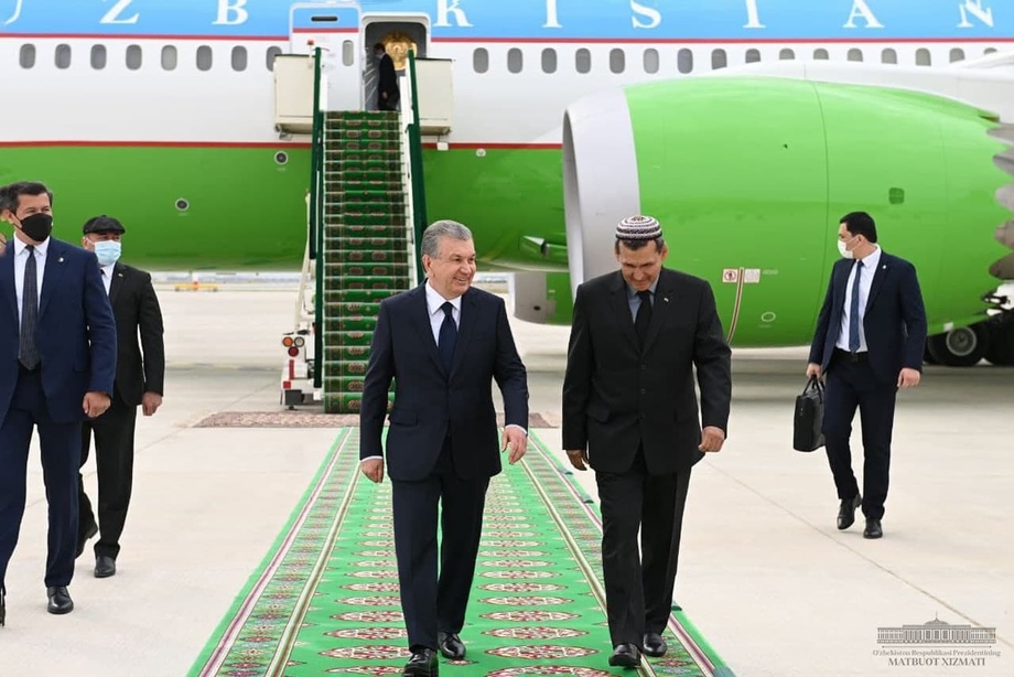 Shavkat Mirziyoyev Turkmanistonga yetib bordi