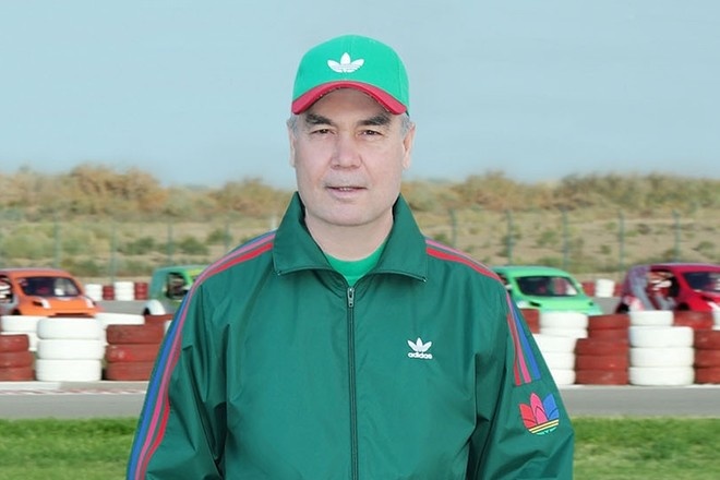 Президент Туркменистана решил заняться скандинавской ходьбой