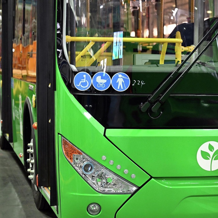 Osiyolik erkak avtobusda oq tanli qizni bezovta qilmoqda. Osiyolik erkak avtobusda oq tanli qizni bezovta qilmoqda.