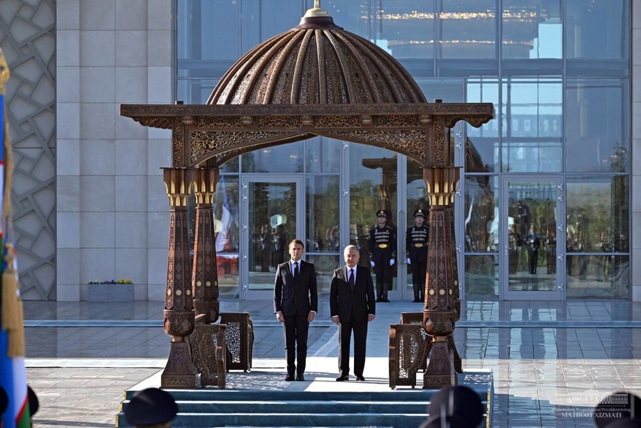 Emmanuel Makron Samarqandda tantanali kutib olindi (foto)