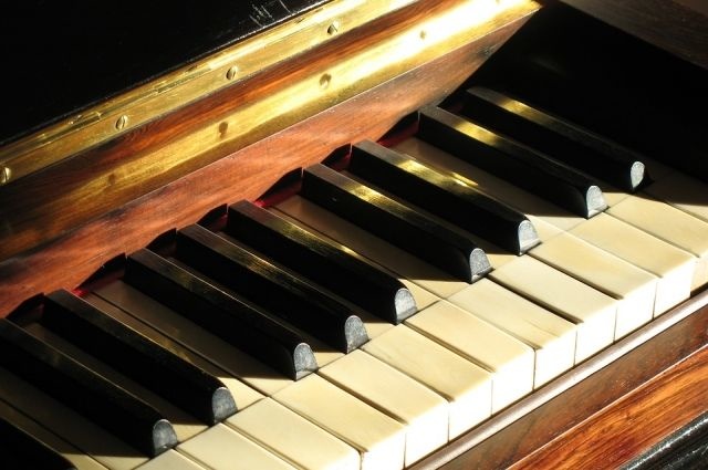 Фортепиано, на котором играл Джон Леннон, продано на аукционе в США