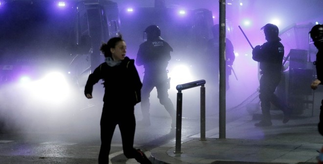 Десятки людей пострадали в результате беспорядков в Барселоне