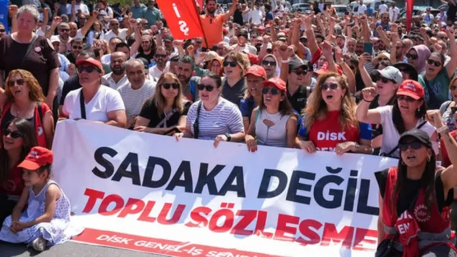 Turkiyada davlat xizmatchilari ish tashladi