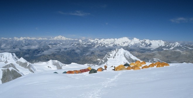 Восемь альпинистов пропали без вести в Гималаях