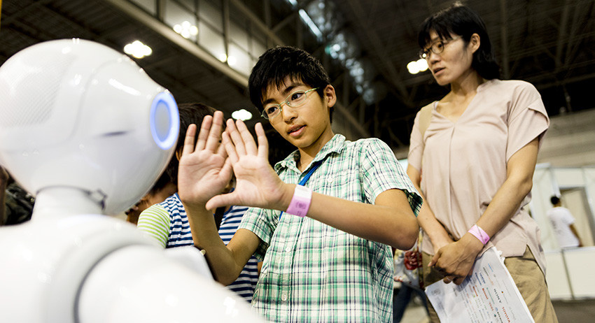 Японские подростки научили роботов делать трюк с бутылкой (видео)